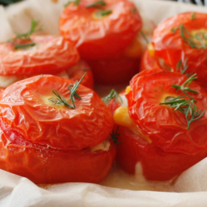 Как вкусно запечь помидоры: рецепт идеальной летней закуски