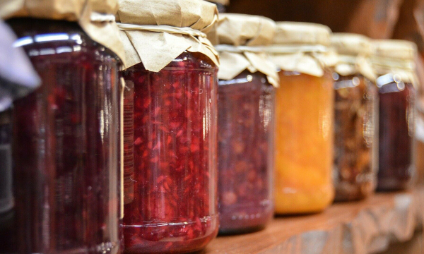 Юрист предупредила об опасности хранения консервации в подвалах